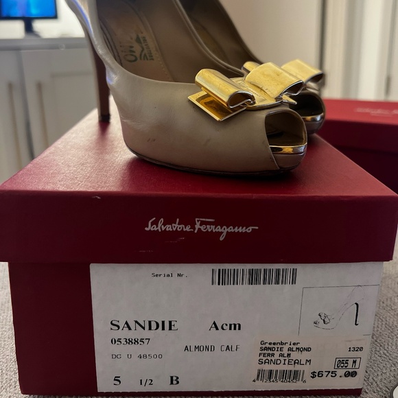 ⁣Salvatore Ferragamo Sandie Almond Calf Peep Toe Embossed Bow Heel Size 5.5 - Picture 1 of 2